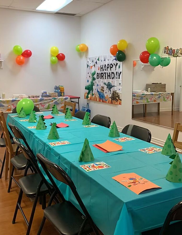 Une table de fête d'anniversaire prête chez CMD